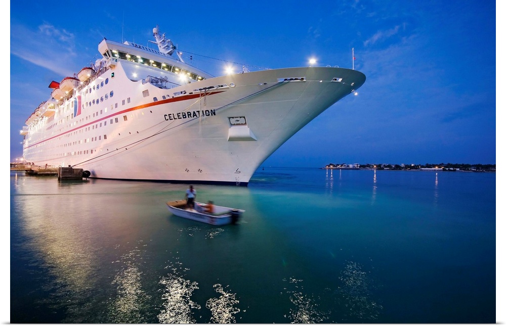 United States, USA, Florida, Florida Keys, Key West, Cruise-ship approaching the harbour