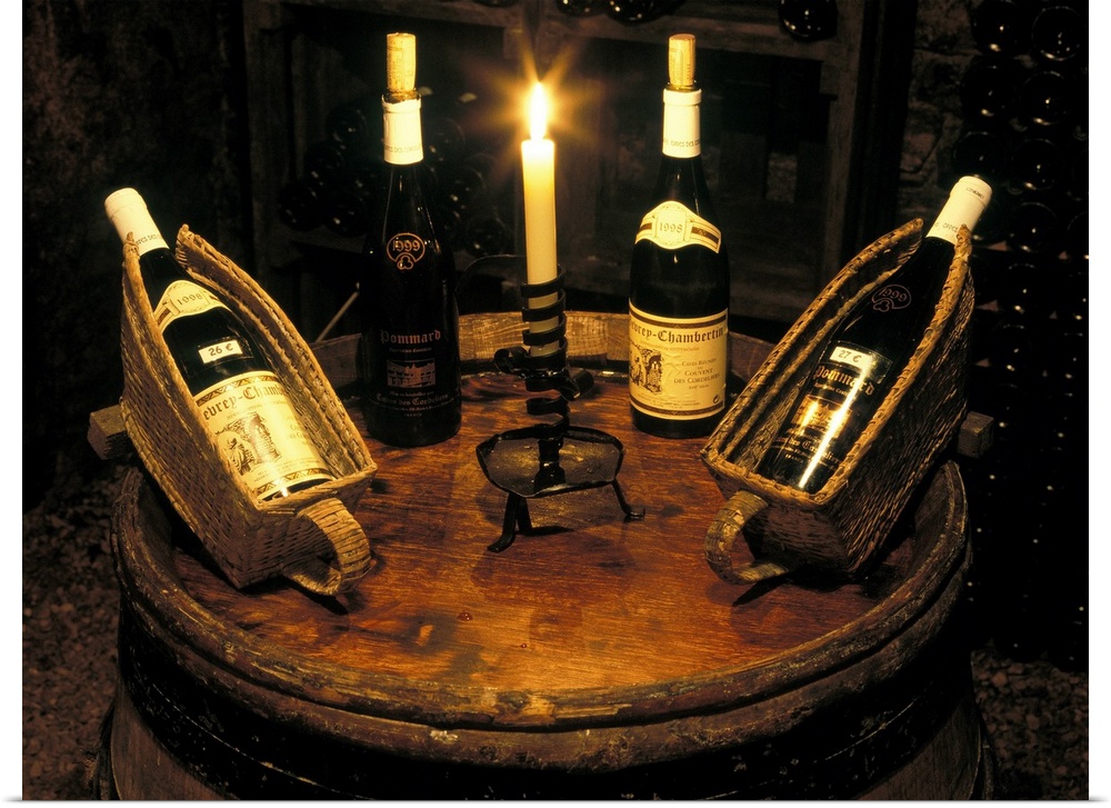 I prestigiosi vini di Borgogna esposti per la degustazione e la vendita in una delle numerose cantine di Beaune, Borgogna....
