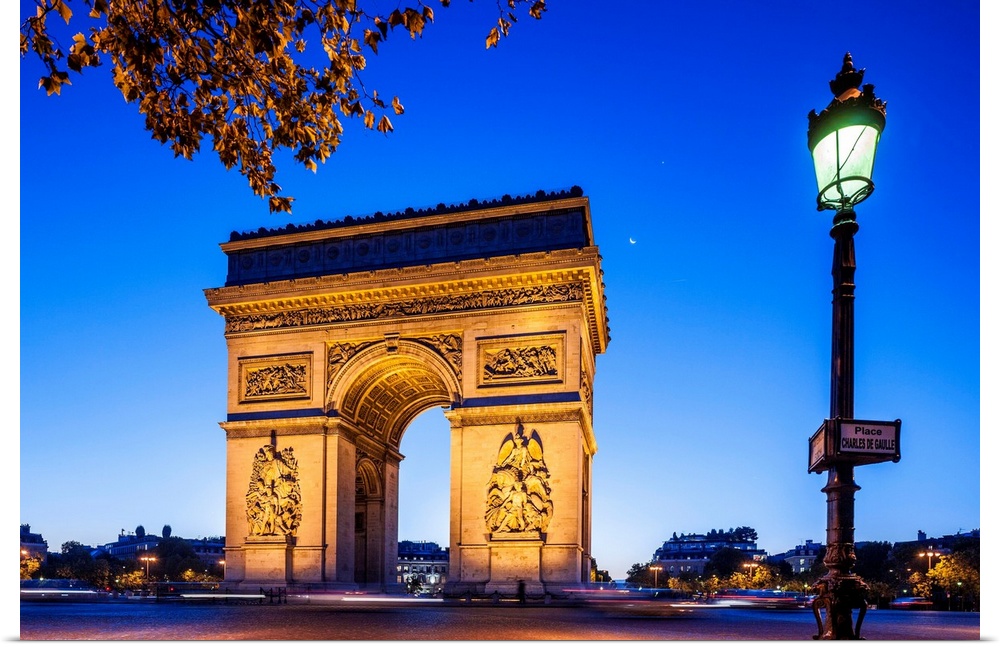 France, Ile-de-France, Paris, Champs Elysees, Arc de Triomphe.