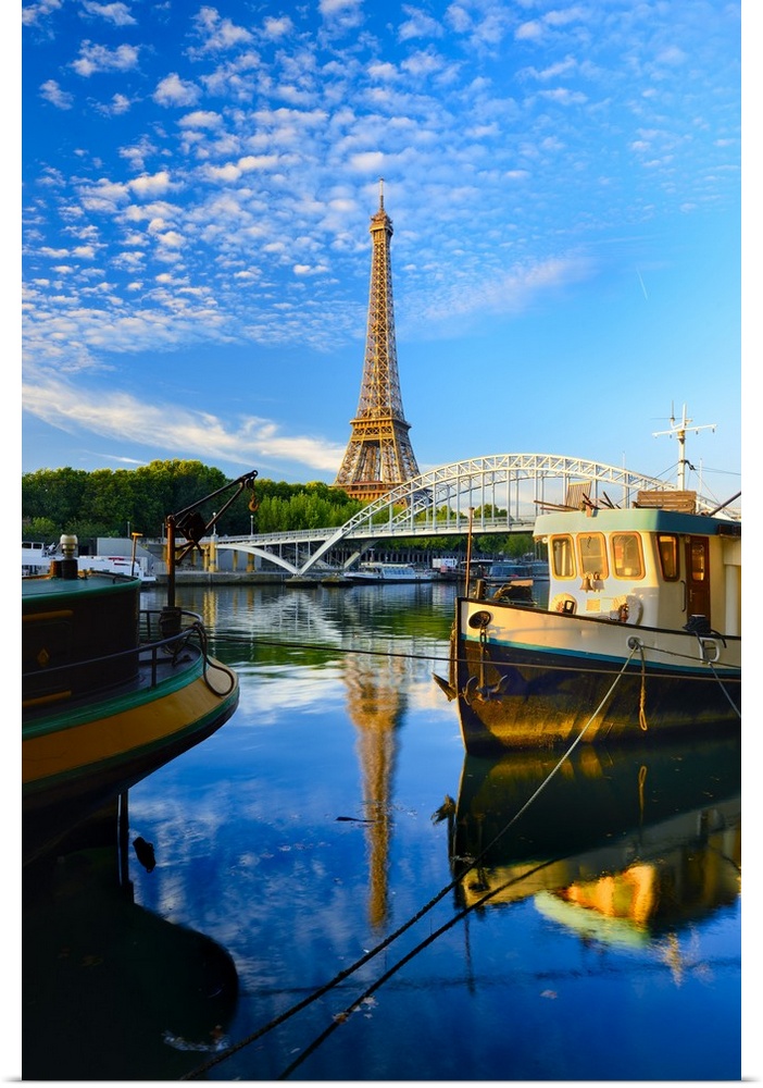 France, Ile-de-France, Seine, Ville de Paris, Paris, Eiffel Tower, Barges moored along the Seine River with the Eiffel Tow...