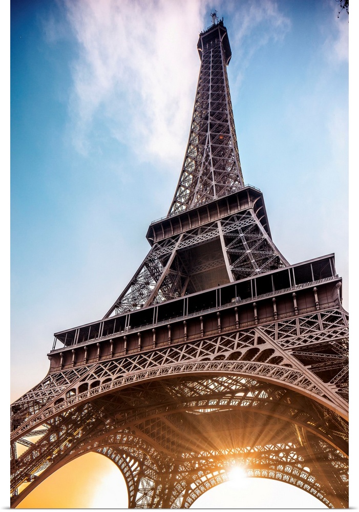 France, Ile-de-France, Ville de Paris, Paris, Invalides, The Eiffel Tower at sunrise.
