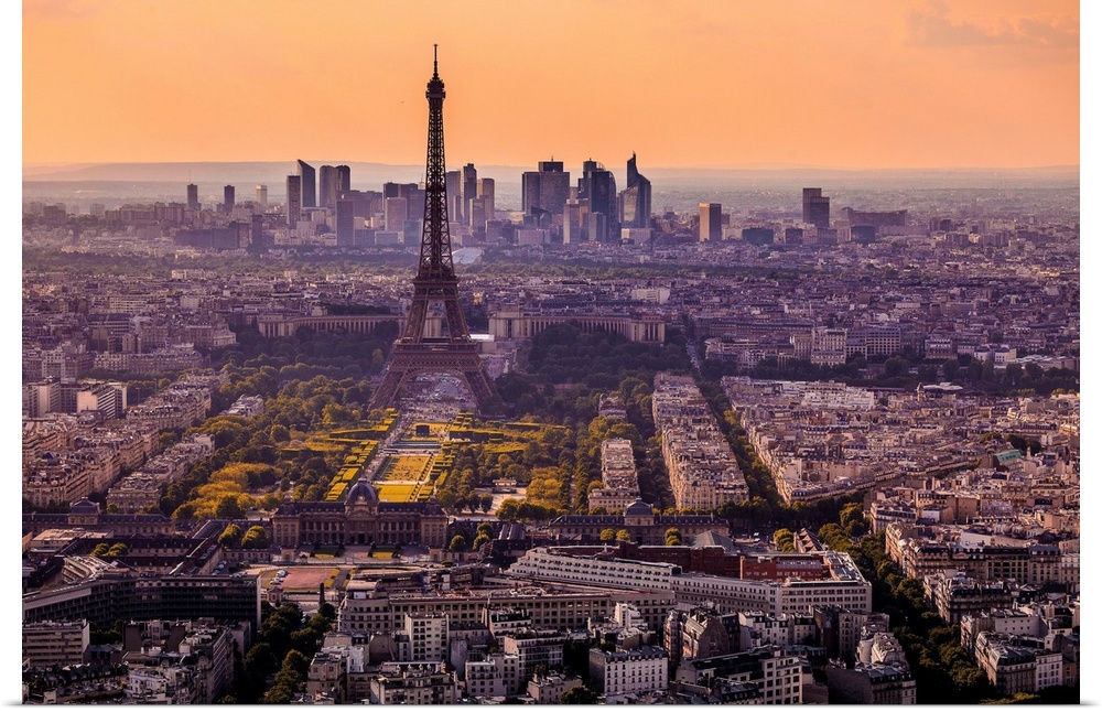 France, Ile-de-France, Ville de Paris, Paris, Invalides, View of the Eiffel Tower from Tour Montparnasse at sunset.