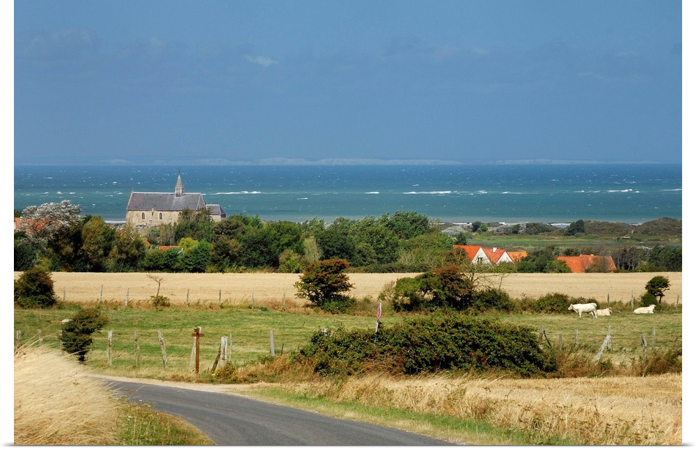 France, Nord-Pas-de-Calais, Wissant Bay with the White Cliffs of Dover