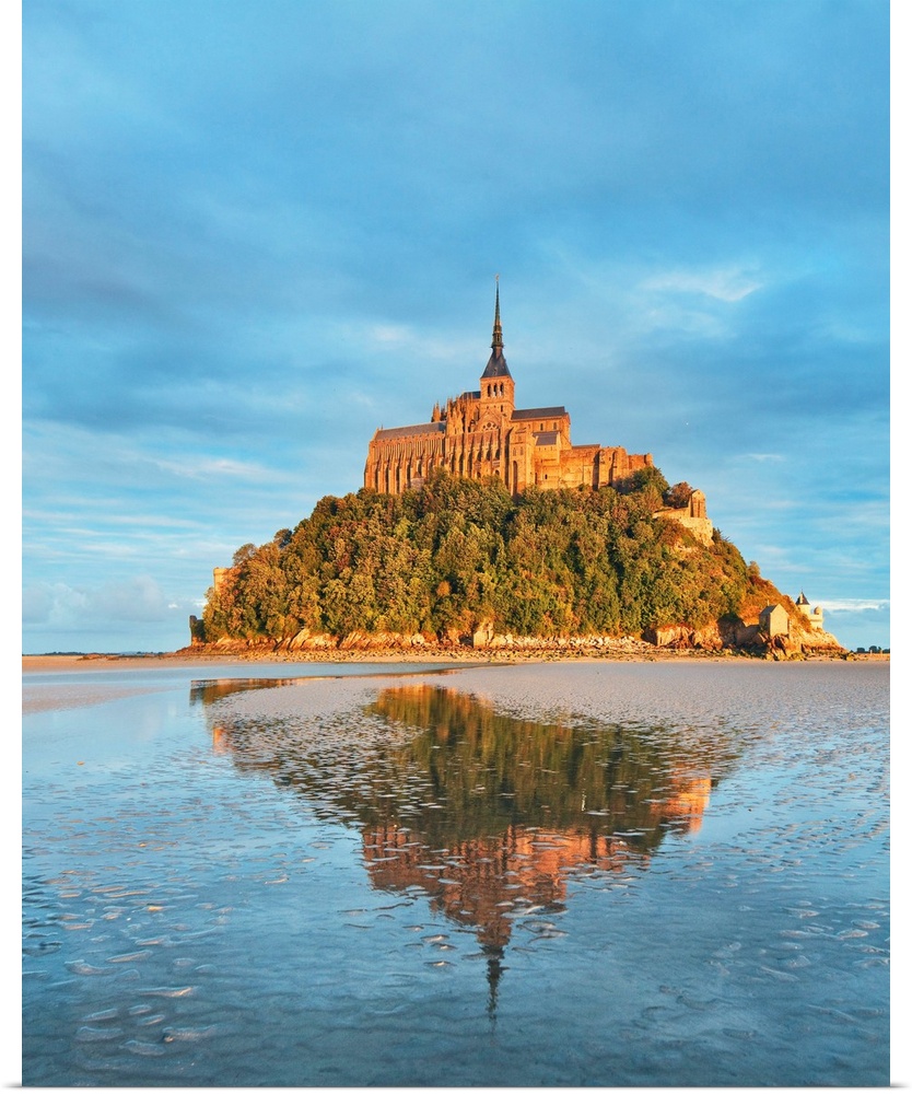 France, Normandy, Atlantic ocean, English Channel, Basse-Normandie, Mont Saint-Michel The abbey at sunset.