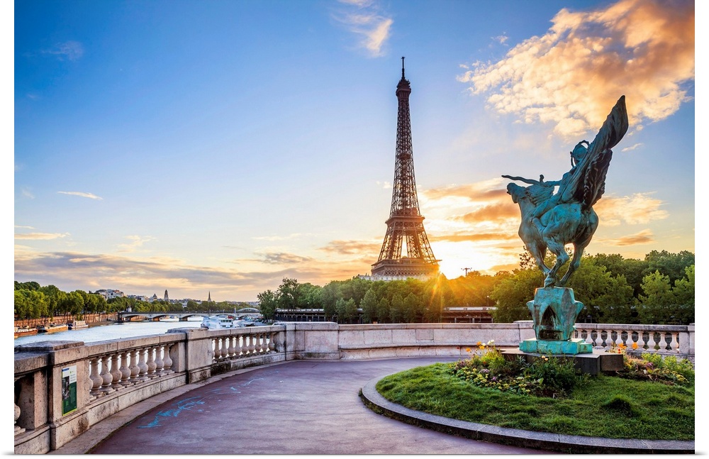 France, Paris, Eiffel Tower, Invalides, Eiffel Tower, view from the Bir-Hakeim bridge.