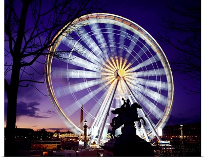 France, Paris, Ferris wheel spinning at the Place de la Concorde, night