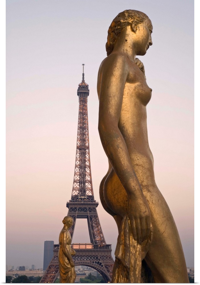 France, Ile-de-France, Paris, Gilded statue at Palais de Chaillot and Eiffel Tower