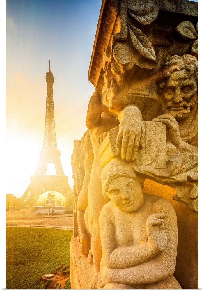 France, Ile-de-France, Ville de Paris, Paris, Invalides, The Eiffel Tower at sunrise and a statue of Trocadero.