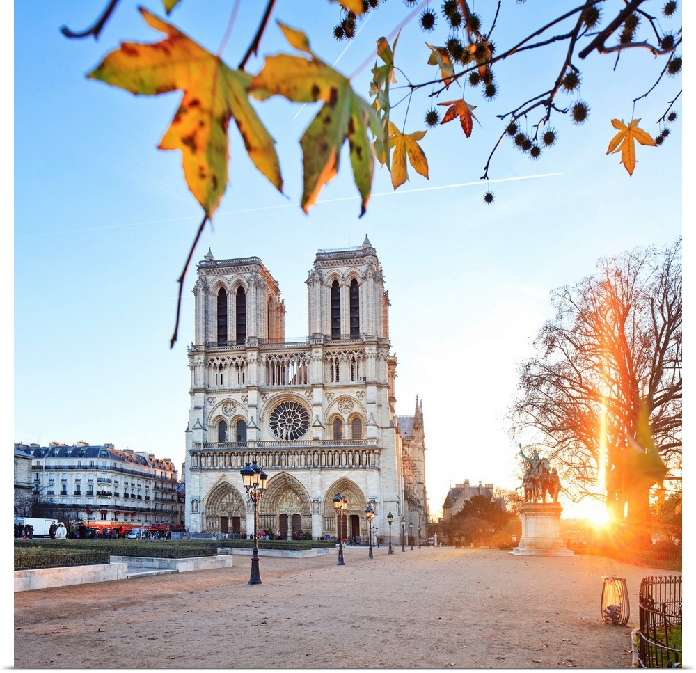 France, Ile-de-France, Paris, Notre Dame de Paris, Seine, Ville de Paris, Sun rising over the cathedral.