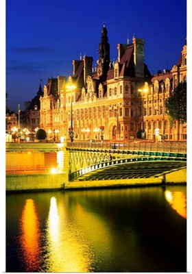 France, Paris, Seine river and the Hotel de Ville