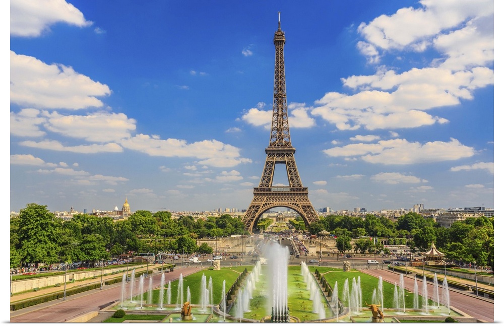 France, Paris, Trocadero Fountains, Eiffel Tower, view from the Trocadero.
