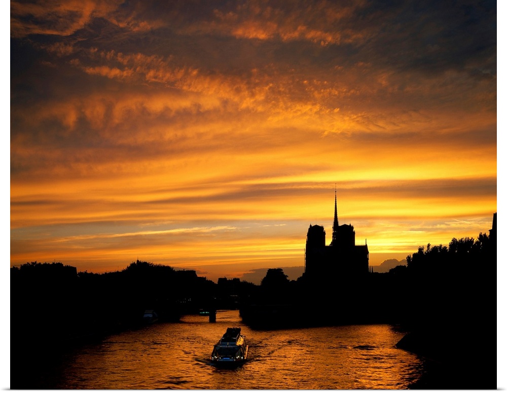 France, Paris, view of the Seine and Norte Dame at sunset