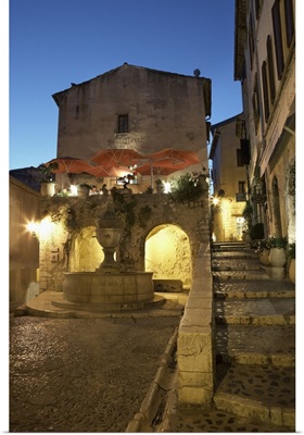 France, Provence-Alpes-Cote d'Azur, Saint-Paul-de-Vence, Central Fountain