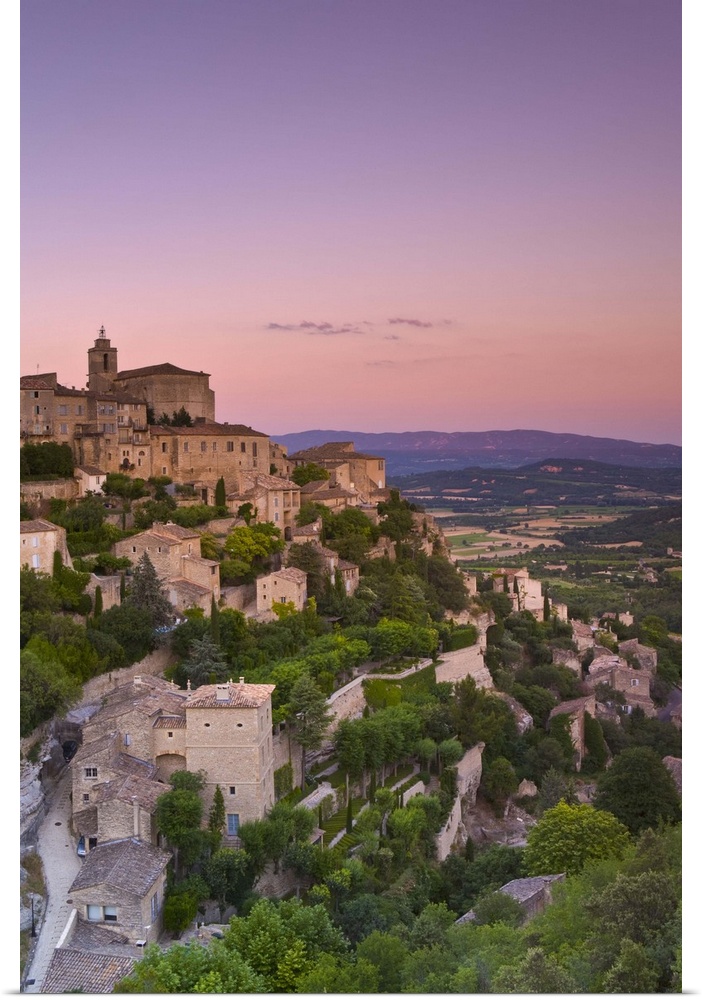 France, Provence-Alpes-Cote d'Azur, Vaucluse, Gordes, Dusk