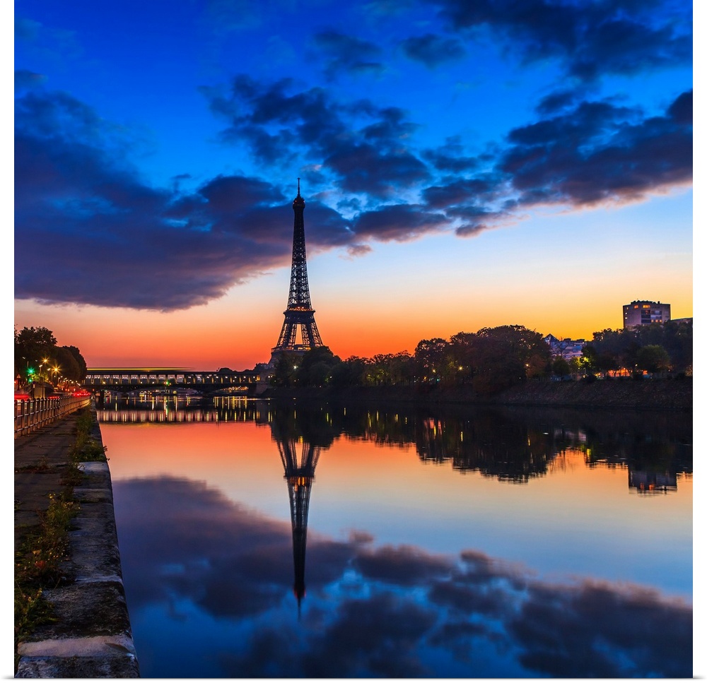 France, Ile-de-France, Seine, Paris, Invalides, Eiffel Tower, the river Seine, Pont Bir-Hakeim and Tour Eiffel in the back...