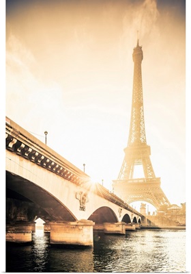 France, Seine, Ville De Paris, Paris, Invalides, The Eiffel Tower At Sunrise