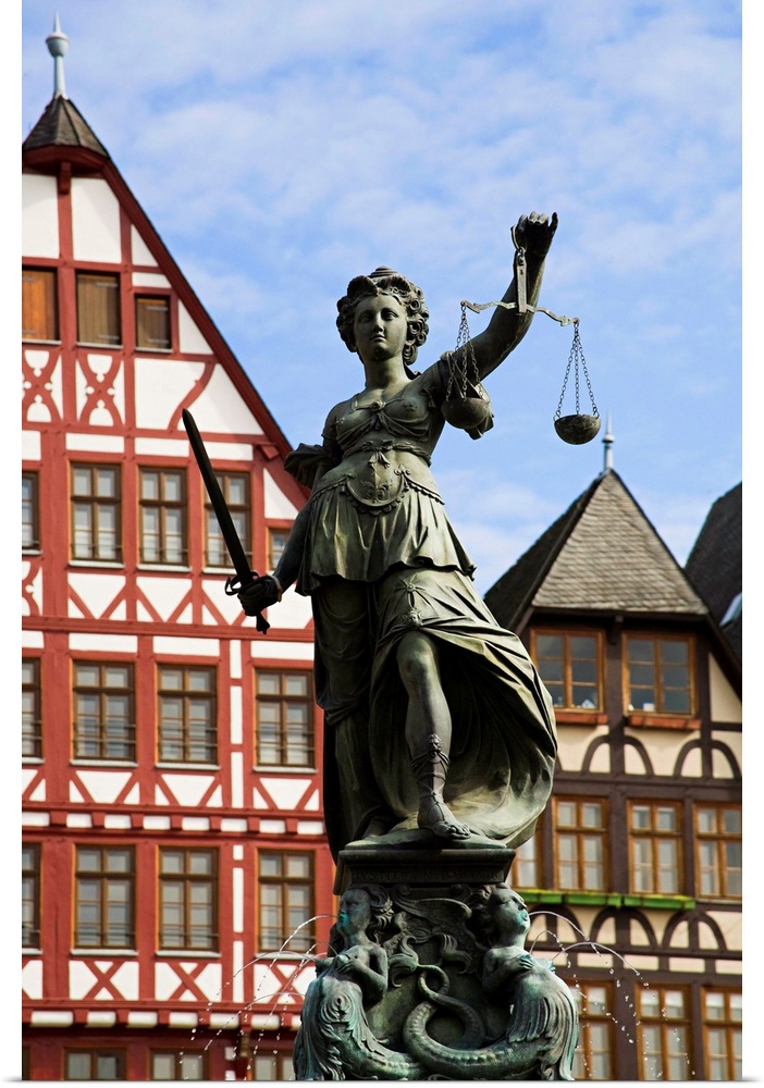 Germany, Hessen, Frankfurt am Main, R..merberg (R..mer), typical houses and Gerechtigkeitsbrunnen (Fountain of Justice)