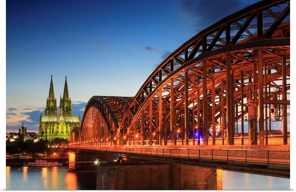 Germany, North Rhine-Westphalia, Cologne, Cologne Cathedral and Hohenzollern Bridge in the evening.