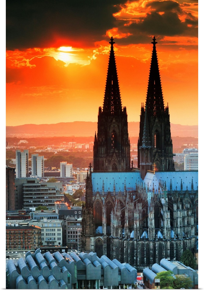 Germany, North Rhine-Westphalia, Cologne, Cologne Cathedral and Hohenzollern Bridge overview at sunset.