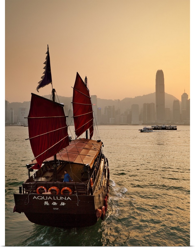 China, Hong Kong, Hong Kong island, Victoria Harbor, Traditional junk in the Victoria Harbor with the International Financ...