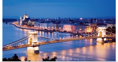 Hungary, Budapest, Chain Bridge, Danube, Parliament on the Pest Embankment