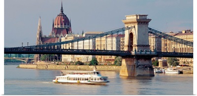 Hungary, Budapest, Chain Bridge (Szechenyi Lanchid) on Danube river