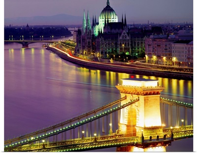 Hungary, Budapest, Chain Bridge (Szechenyi Lanchid) on Danube river and the Parliament
