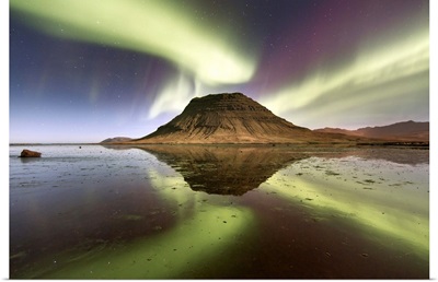 Iceland, Snaefellsnes, Northern lights above Kirkjufell Mountain