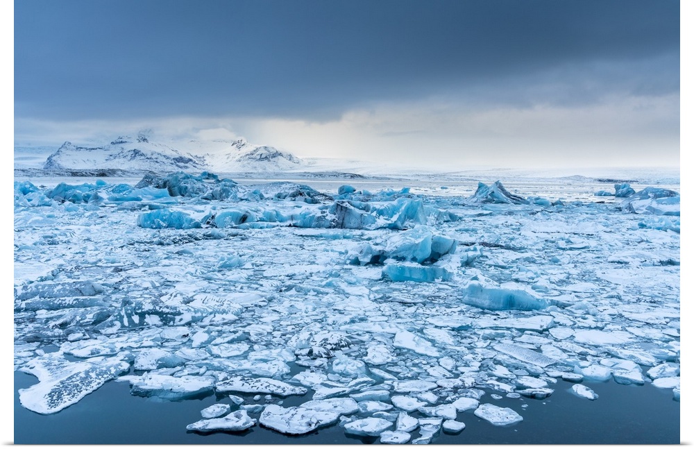 Iceland, South Iceland, Jokulsarlon, Iceberg Lagoon at winter.