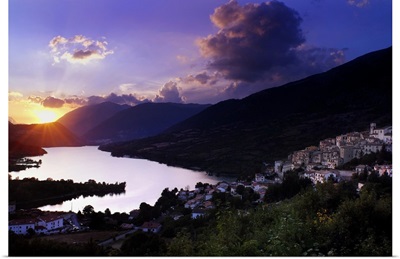 Italy, Abruzzo, Abruzzo National Park, Barrea, Town and lake