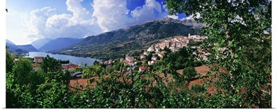 Italy, Abruzzo, Abruzzo National Park, Barrea, View of town and lake
