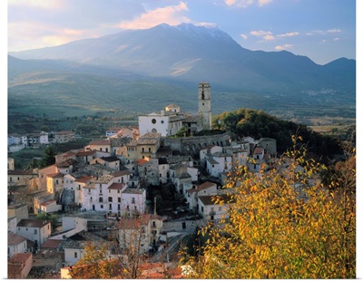 Italy, Abruzzo, Goriano Sicoli, village towards Monte San Nicola