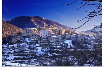 Italy, Abruzzo, View of the medieval village located in the Sagittario Gorges