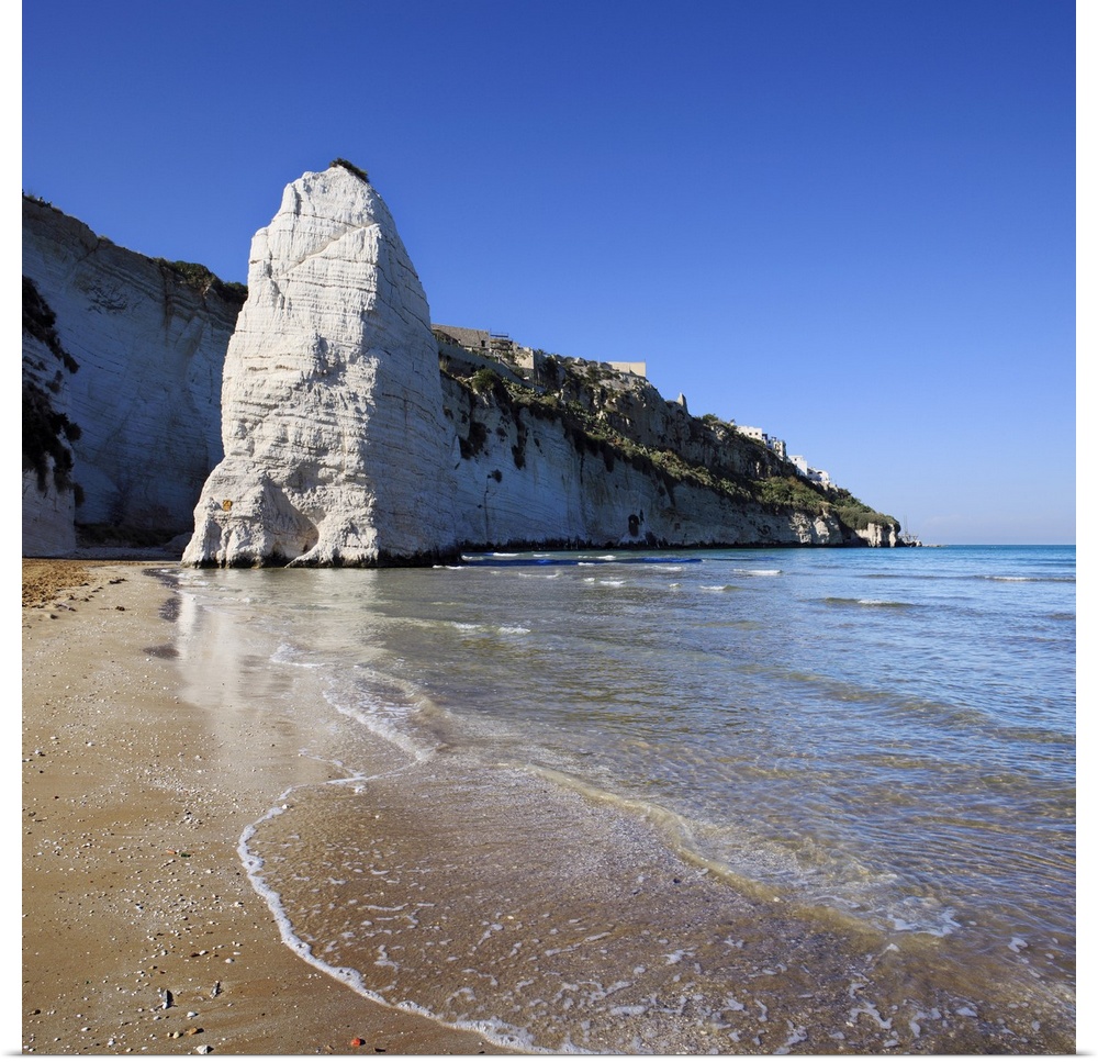 Italy, Apulia, Gargano, Vieste, Pizzomunno rock and beach, with the town