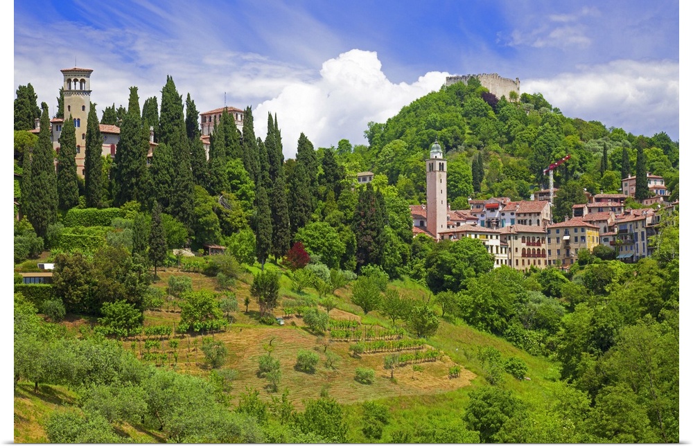 Italy, Veneto, Montello e Colli Asolani Wine Road, Treviso district, Asolo, Old town and the Rocca.