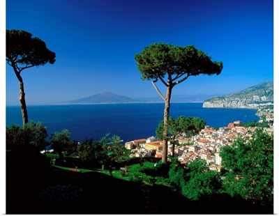 Italy, Campania, Sorrento, Gulf of Naples, town and Mount Vesuvius