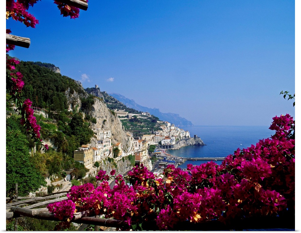 Italy, Campania, Tyrrhenian coast, Peninsula of Sorrento, Amalfi, View of the village