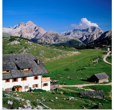 Italy, Dolomites, Fanes Sennes Braies Natural Park, Sennes refuge towards Croda Rossa