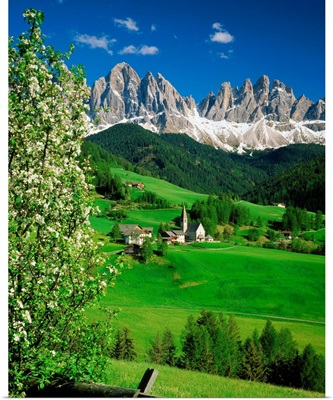 Italy, Dolomites, Val di Funes, Santa Maddalena village, view towards the Odle Range