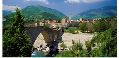Italy, Emilia Romagna, Bobbio, Ponte Gobbo on Trebbia river