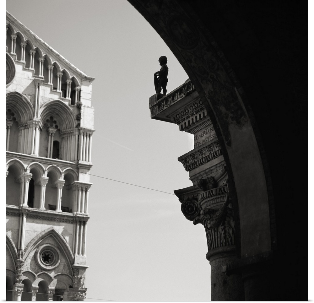 Italy, Emilia Romagna, Ferrara, Cathedral and statue.