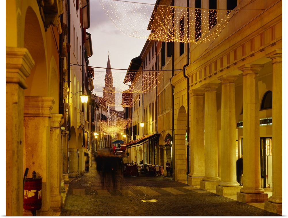 Italy, Friuli, Podenone, Corso Vittorio Emanuele, Christmas decoration