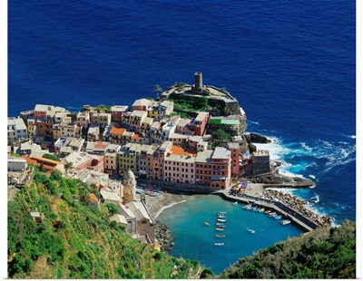 Italy, Liguria, Vernazza view towards the village