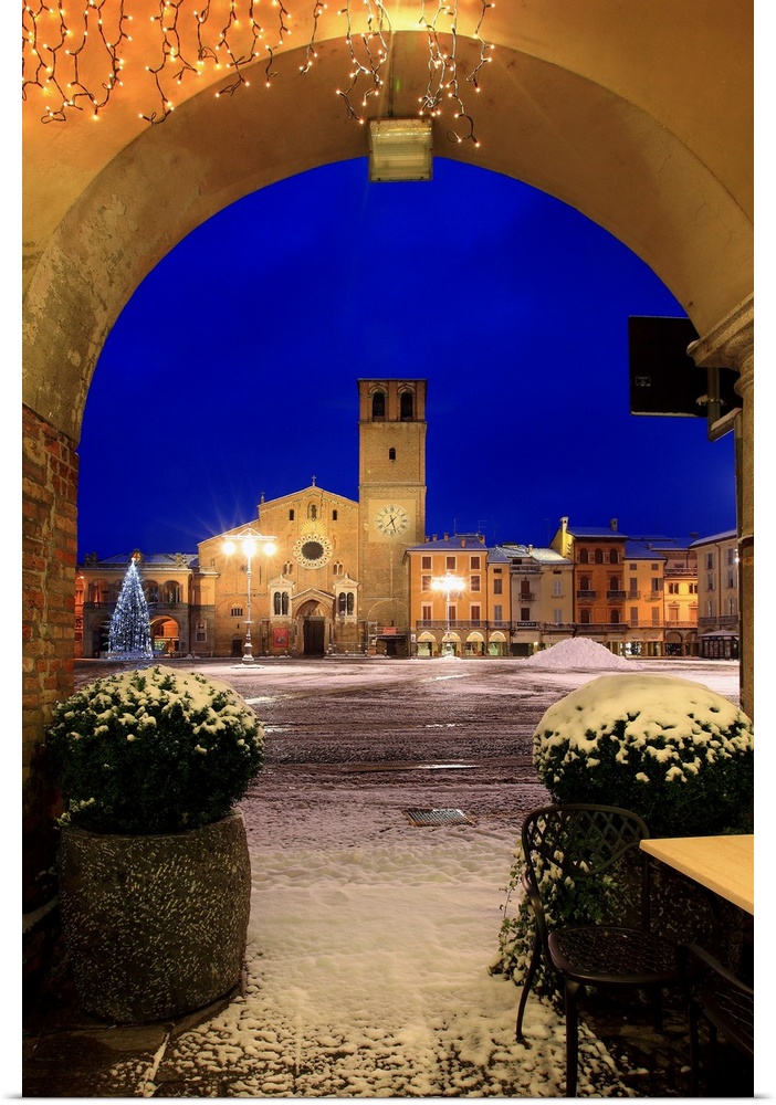 Italy, Lombardy, Lodi, Piazza della Vittoria under snow