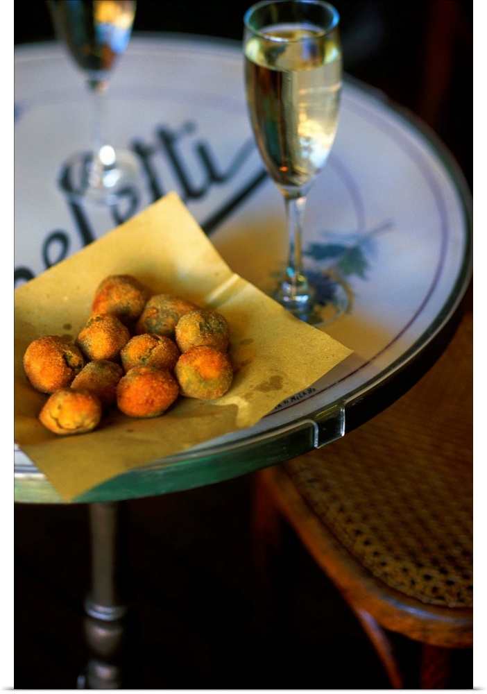 Italy, Marches, Ascoli Piceno, Caffe Meletti, appetizer with Ascolane olives