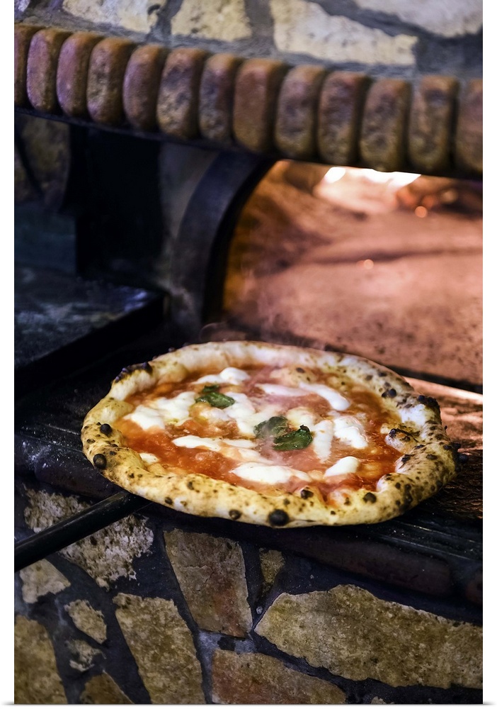 Italy, Campania, Tyrrhenian coast, Napoli district, Naples, Pizzeria da Attlio, pizza margherita.