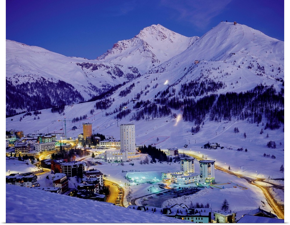 Italy, Piedmont, Turin, Sestriere and Monte Rognosa, view by night