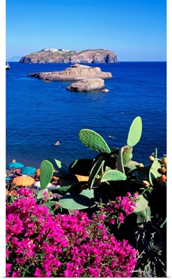 Italy, Pontine Islands, Santo Stefano Island in front of Cala Nave beach