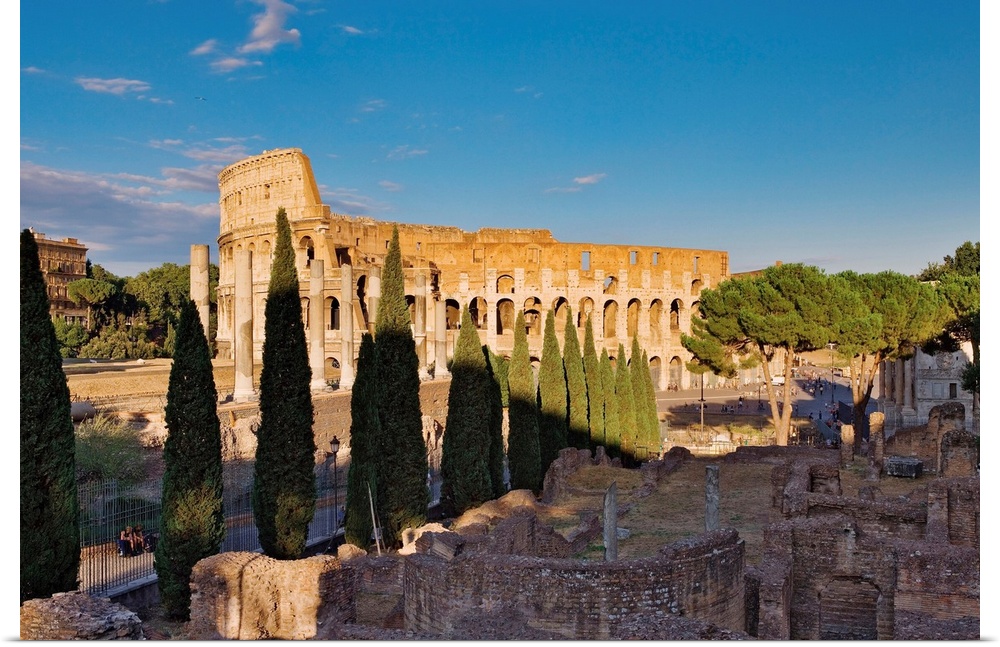 Veduta del Colosseo dall'arco di Settimio Severo con in primo piano la via Sacra e le rovine del foro romano.