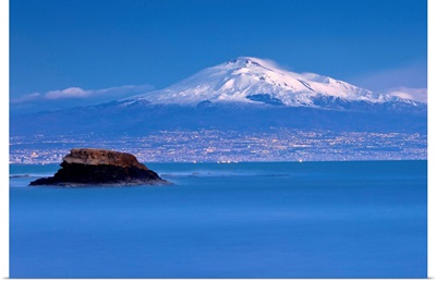 Italy, Sicily, Catania, Baia del Silenzio, view towards Catania and Mount Etna